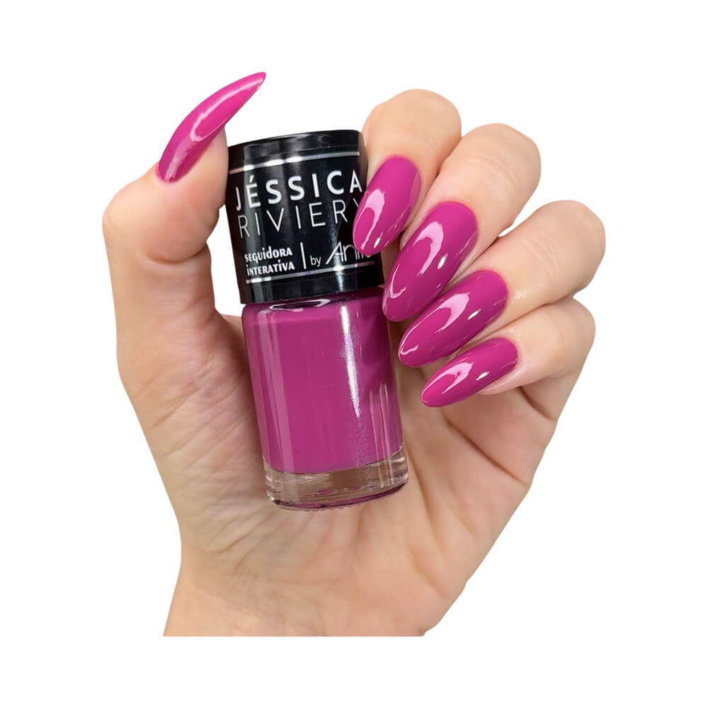 Mão segurando esmalte Jéssica Riviery by Anita com unhas pintadas na mesma cor